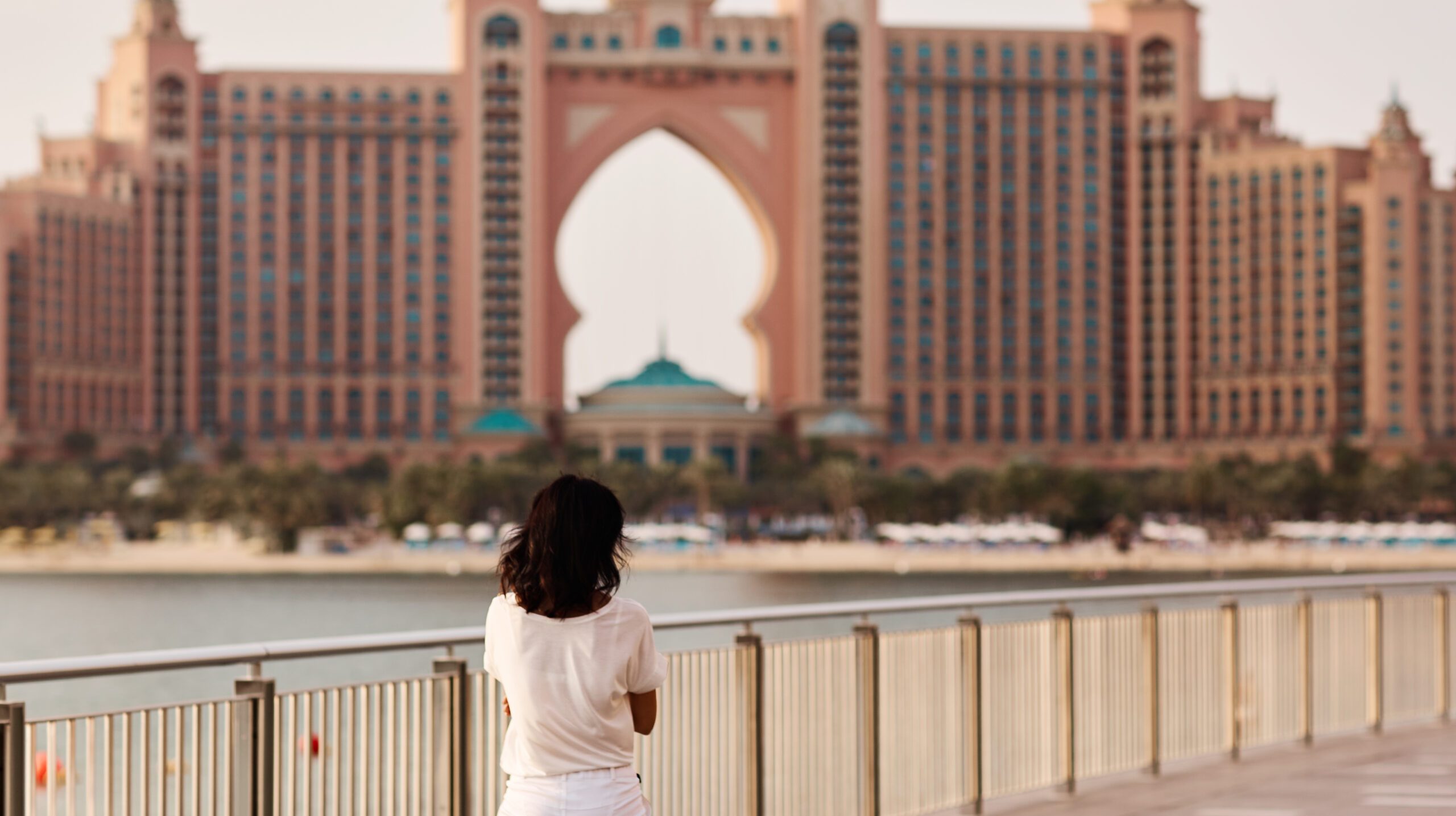 Dubai, UAE, November 2019 Girl station in background de Atlantis hotel in artificial ibus insula palma Jumeirah, travel