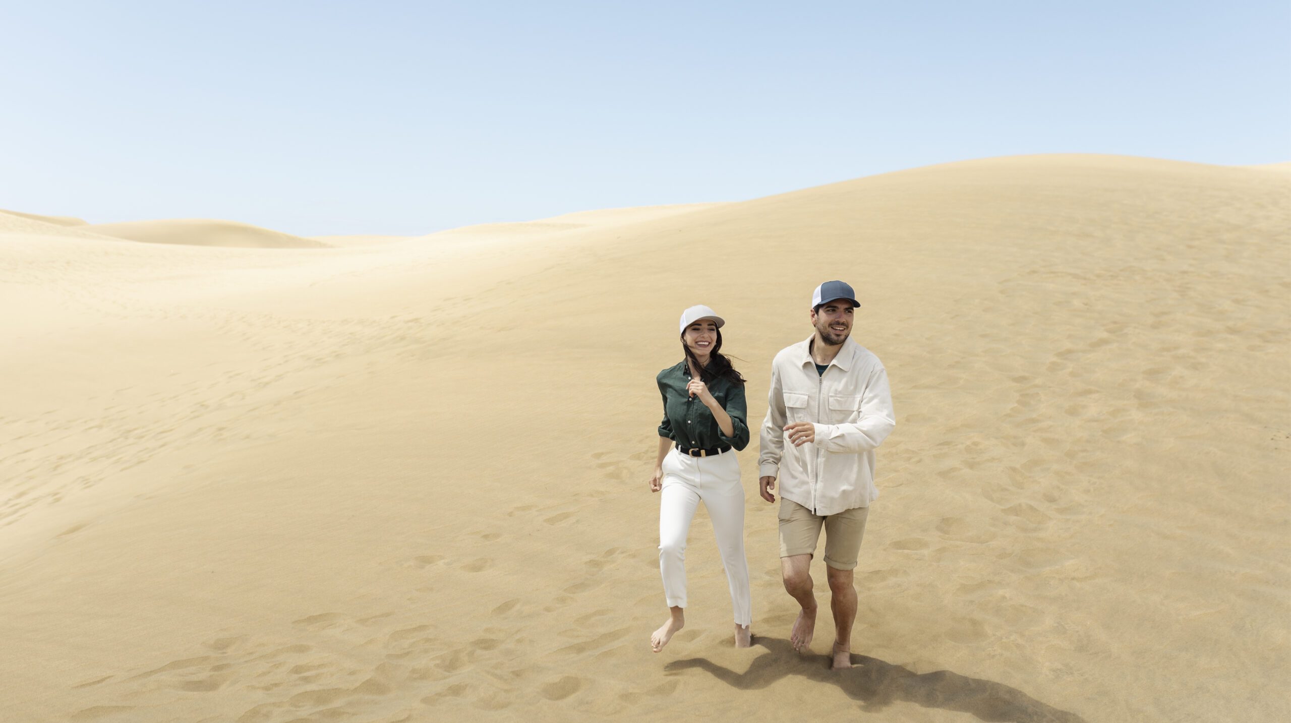 full-shot-couple-wearing-trucker-hats