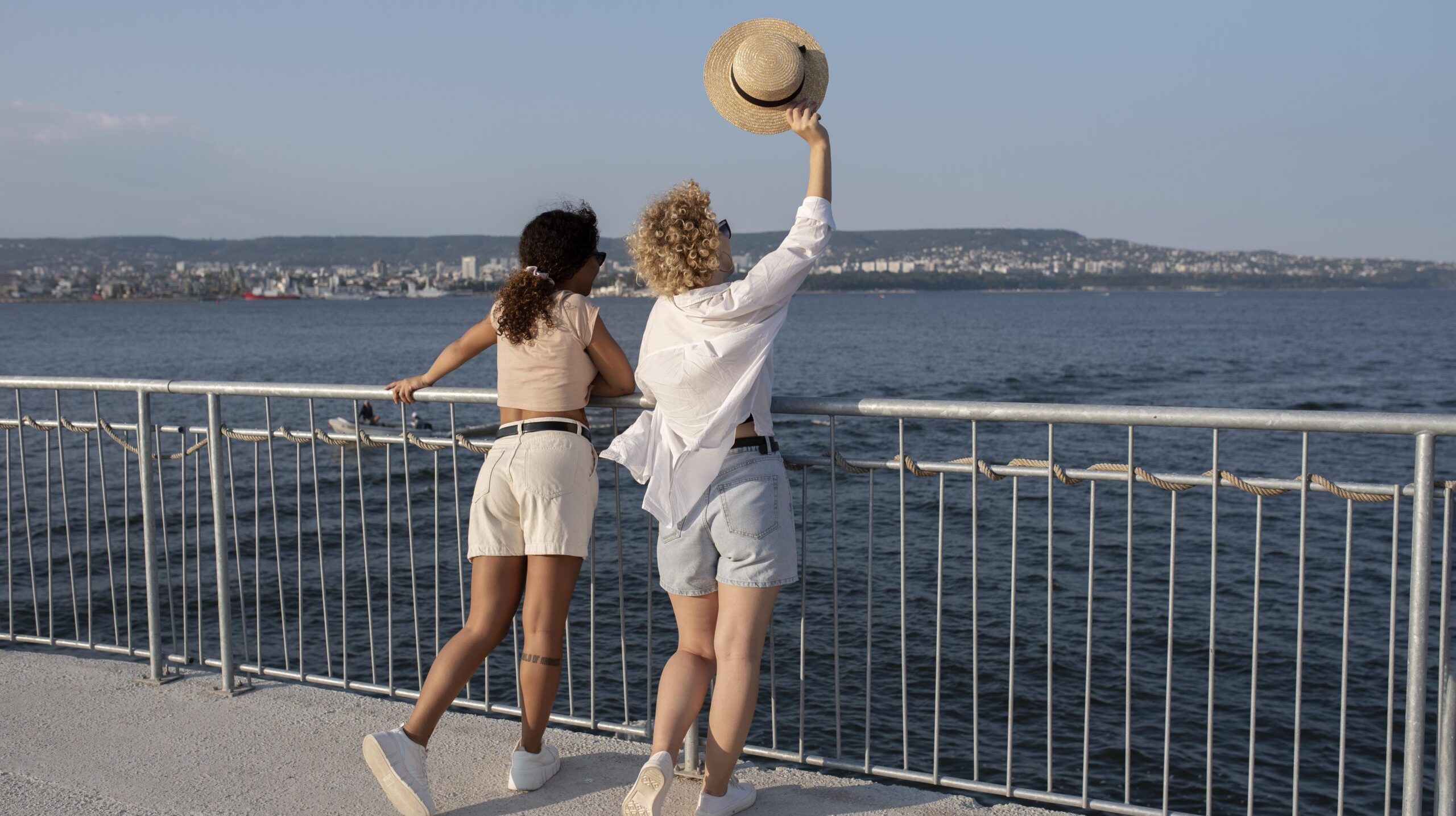 full-shot-friends-seaside