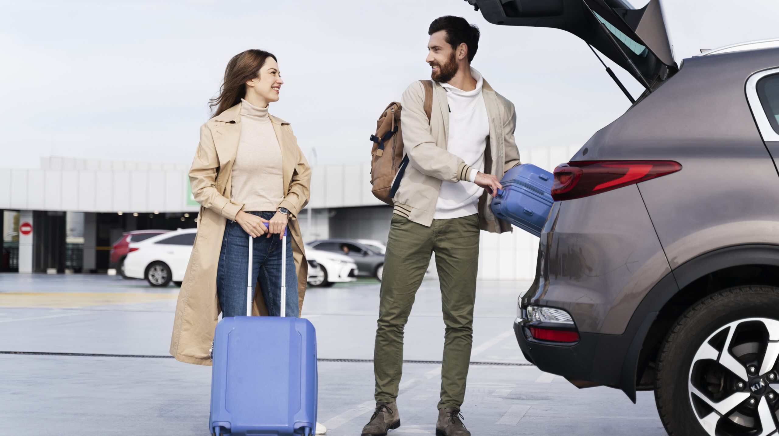 full-shot-people-traveling-together