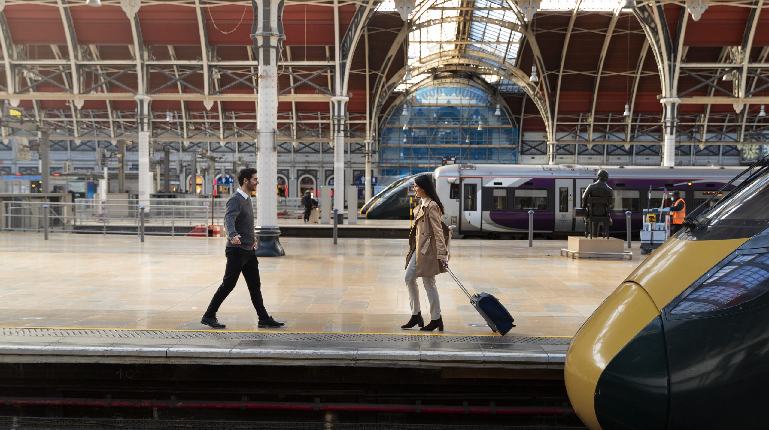 long-distance-relationship-couple-meeting