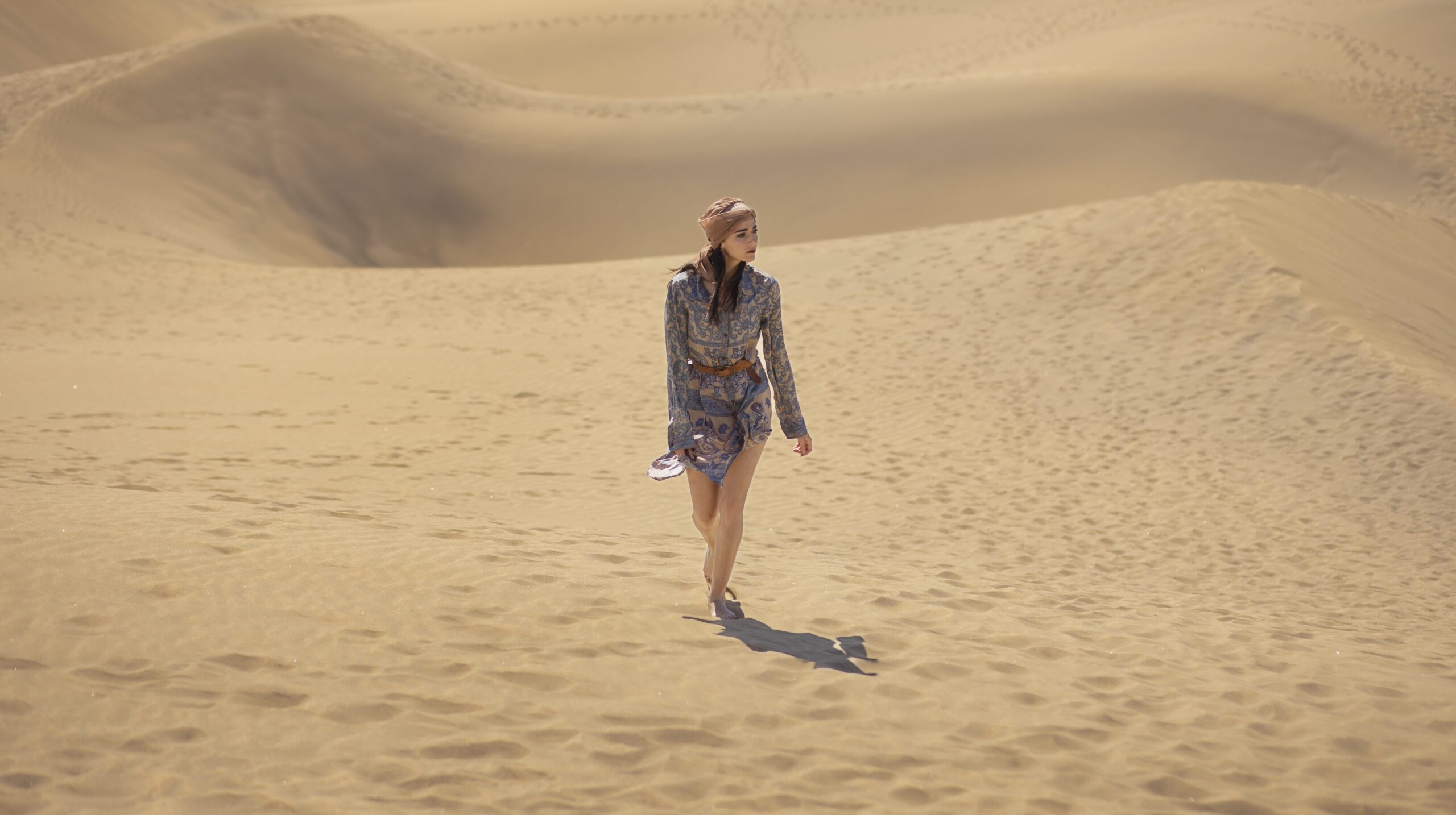 long-shot-woman-walking-desert