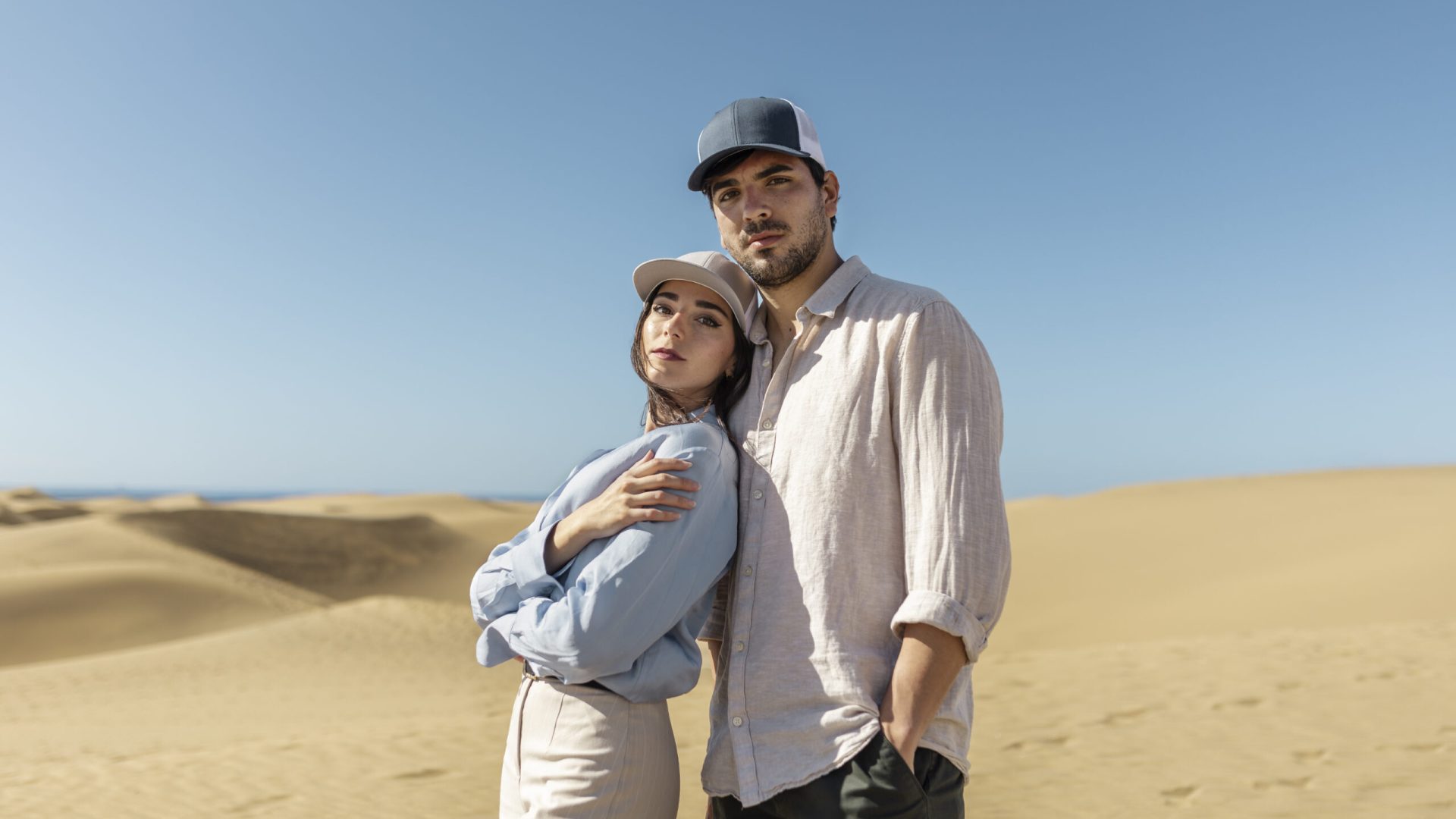 medium-shot-couple-wearing-trucker-hats-desert