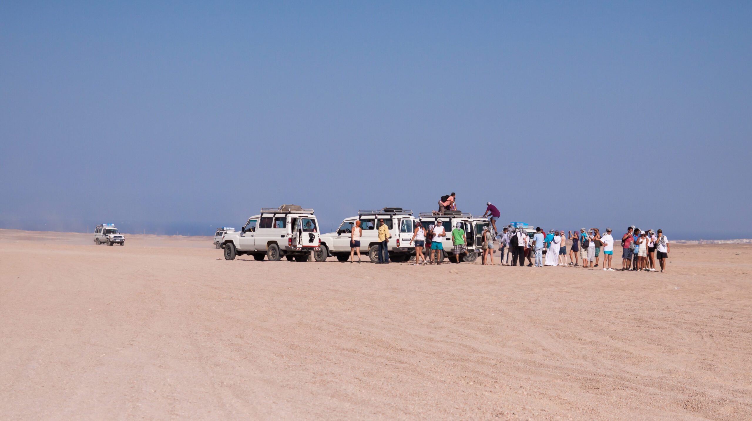 people-cars-desert