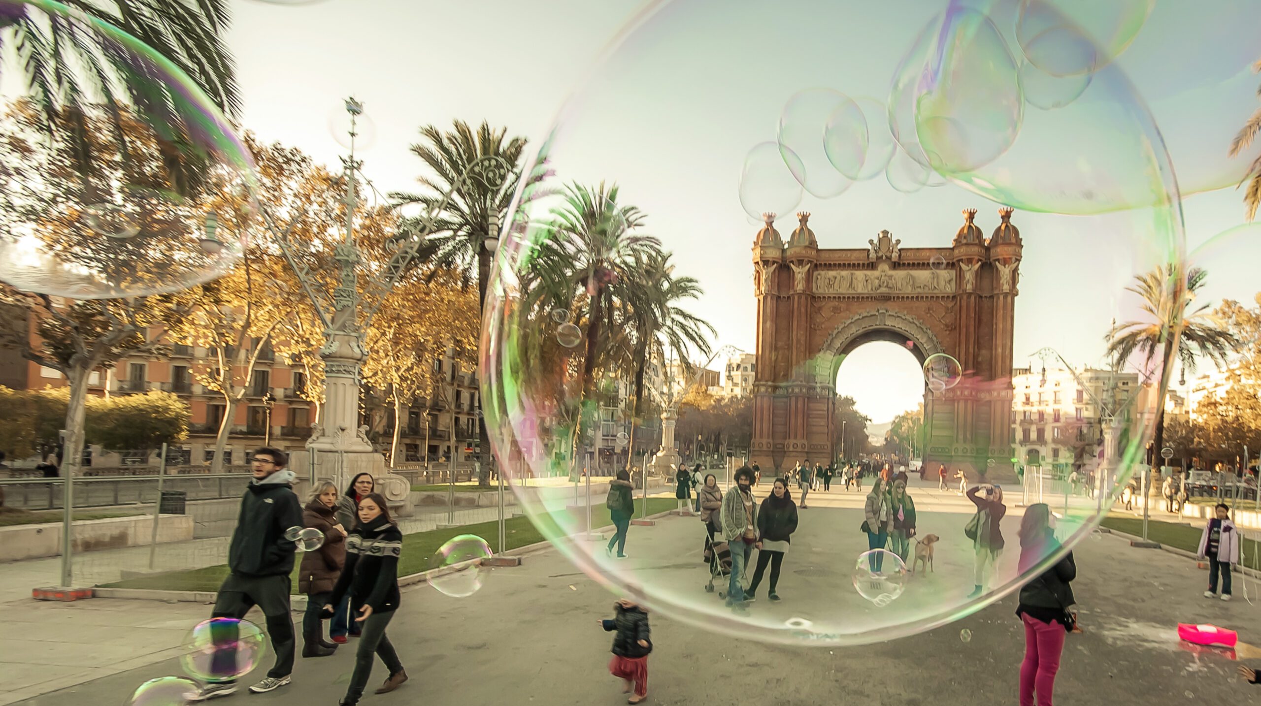 pompas de jabón en el Arco de Triunfo. Barcelona, España. Fotos por Alepho