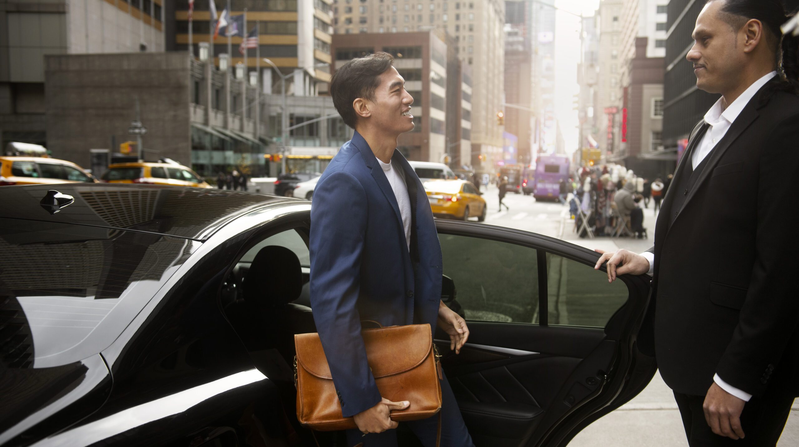 taxi-driver-getting-ready-customer