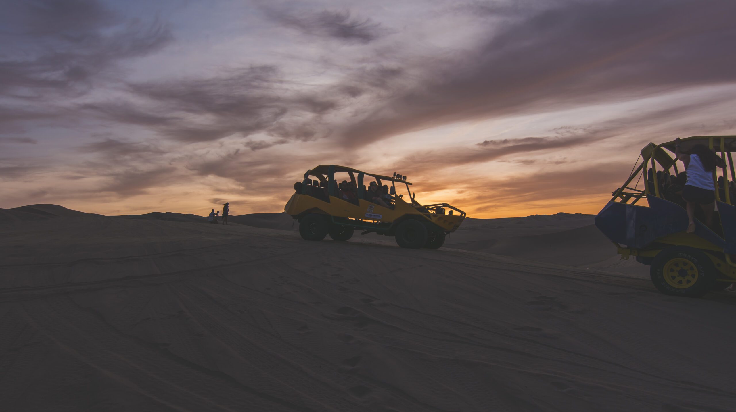 tourists-dune-buggy-sand-dusk