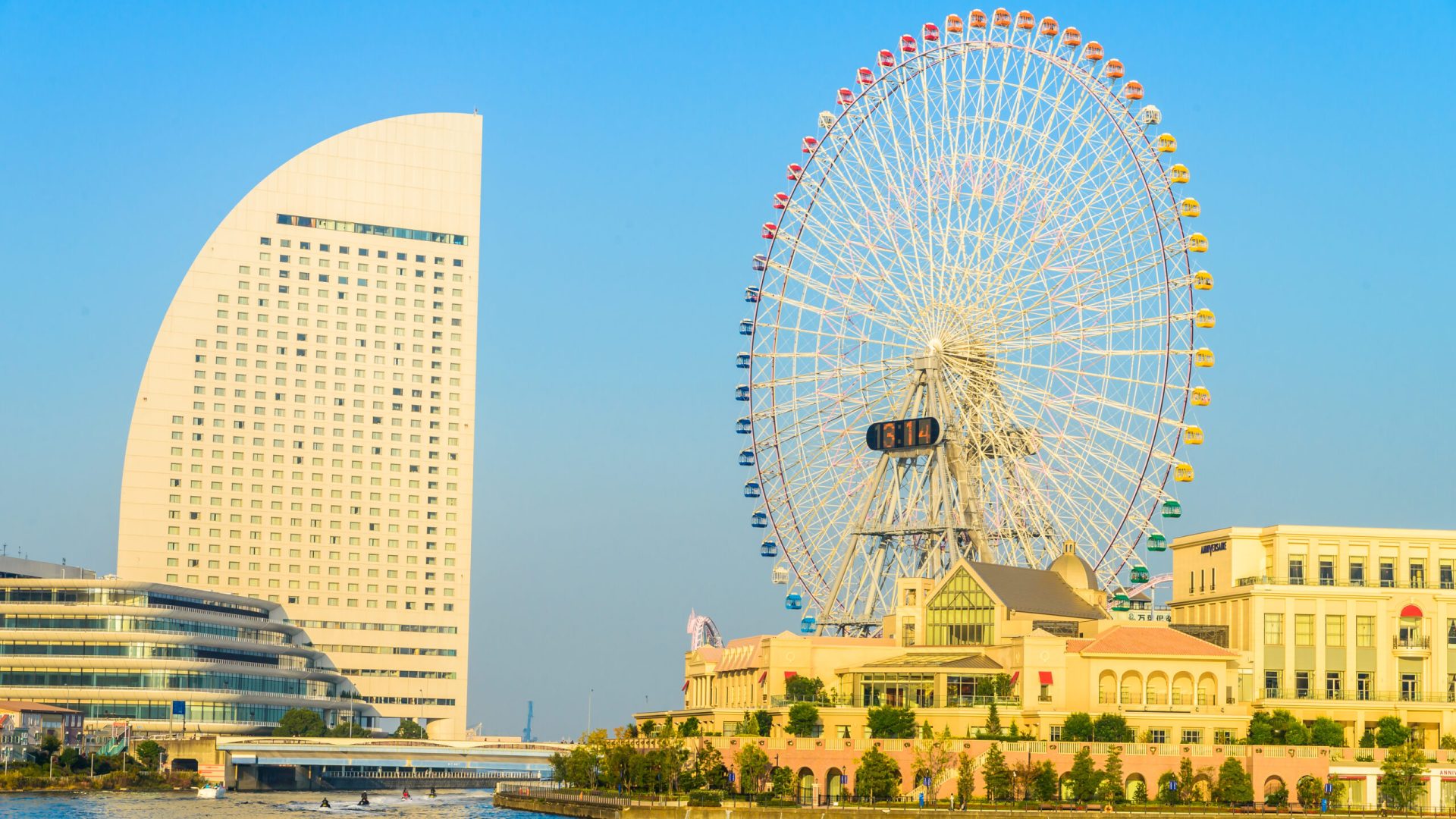 Ferris wheel in the park at Yokohama , Japan