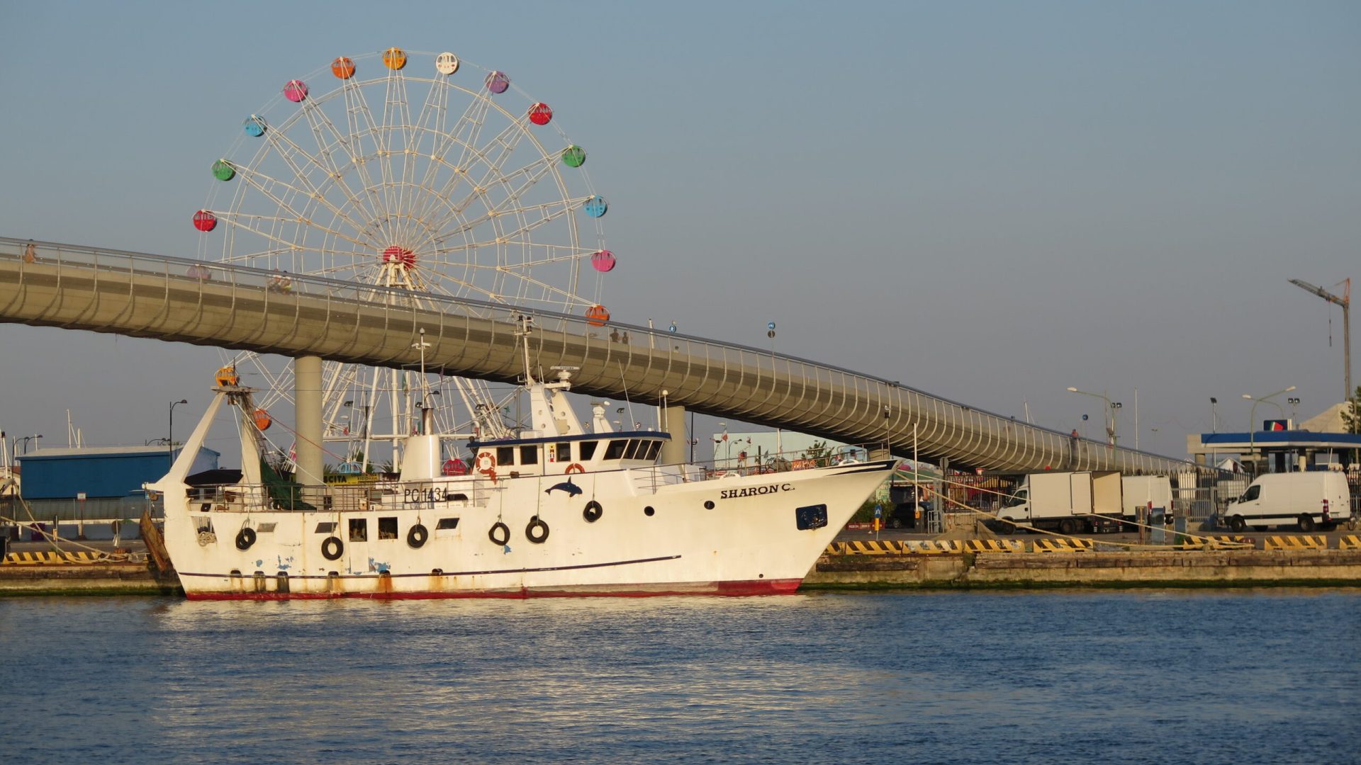 view-ferris-wheel-sea-against-clear-sky