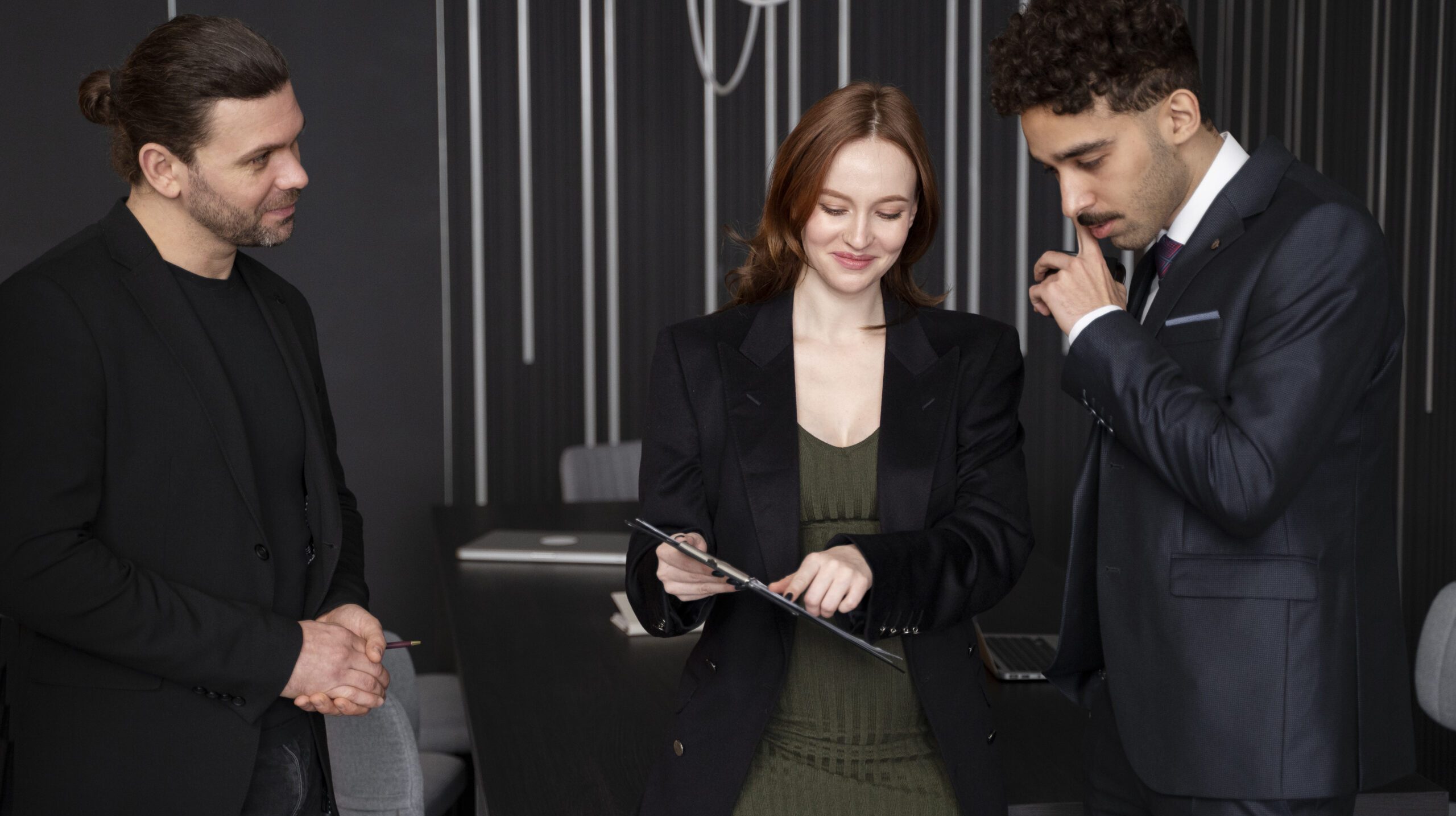 young-pregnant-woman-work