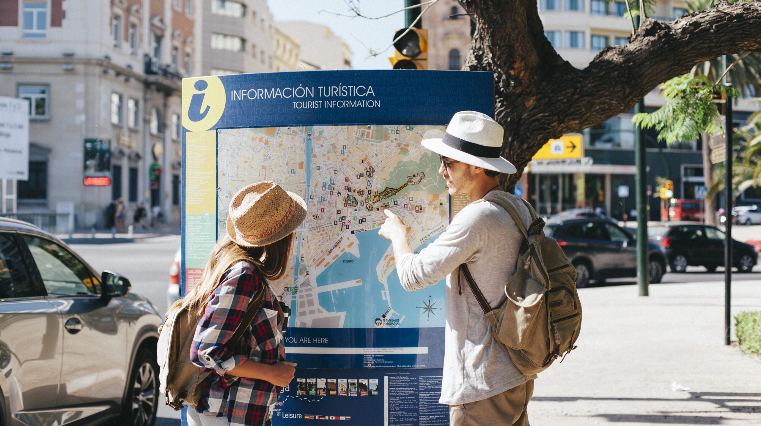 young-tourists-big-city